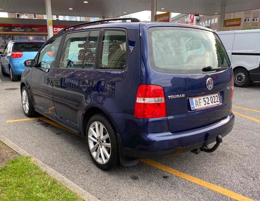 Blå VW Touran fra 2006