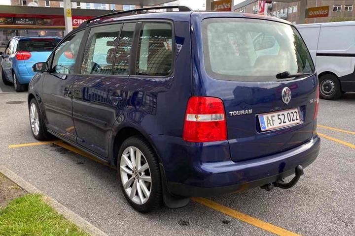 Blå VW Touran fra 2006
