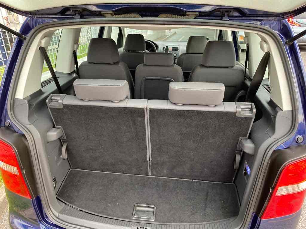 Blå VW Touran fra 2006