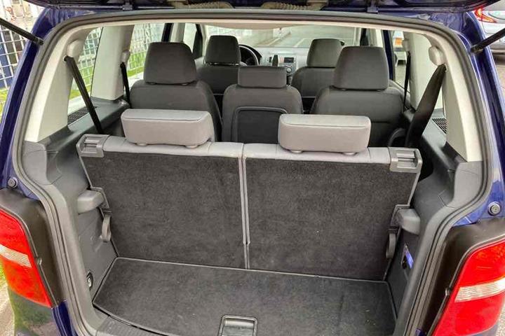 Blå VW Touran fra 2006