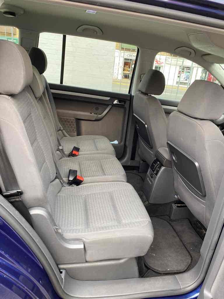 Blå VW Touran fra 2006