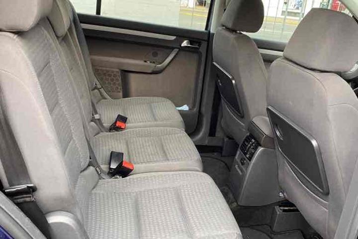 Blå VW Touran fra 2006