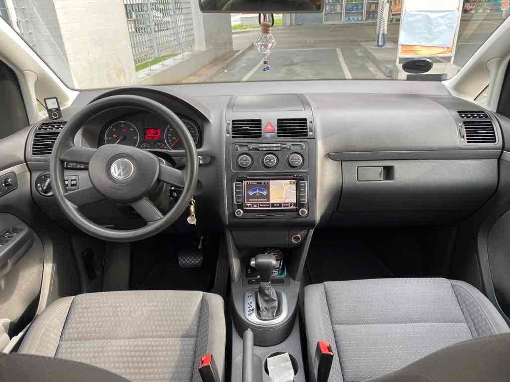 Blå VW Touran fra 2006