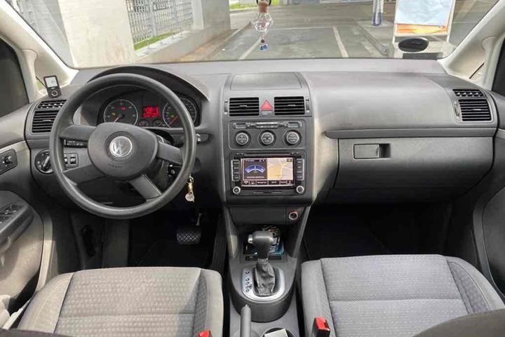 Blå VW Touran fra 2006