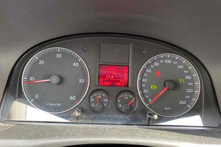 Blå VW Touran fra 2006