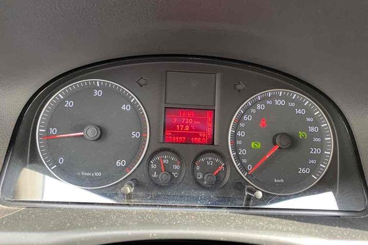 Blå VW Touran fra 2006