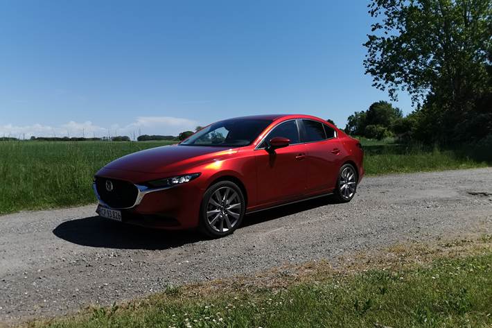 Rød Mazda 3 fra 2019