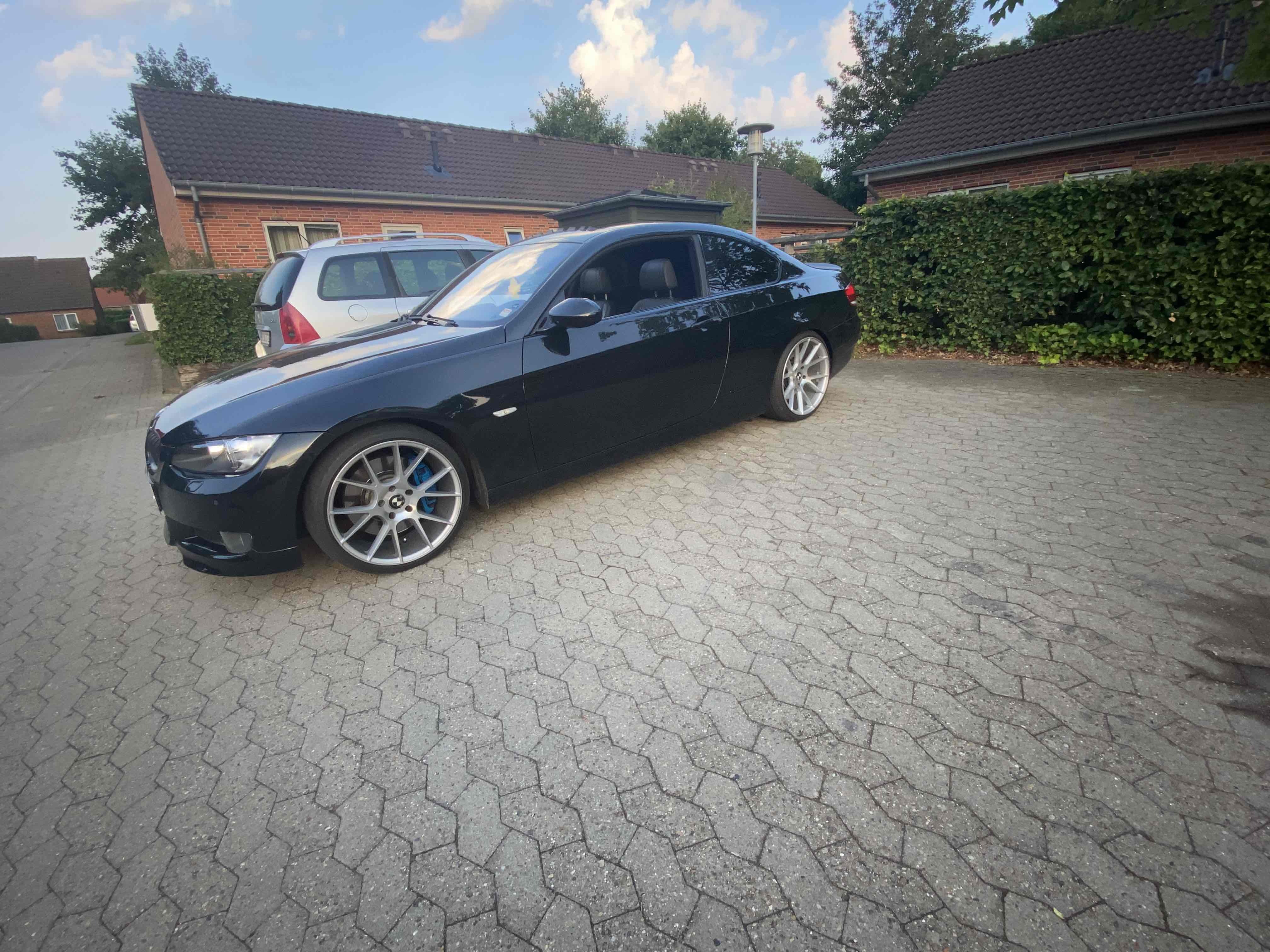 Sort BMW 335 fra 2007