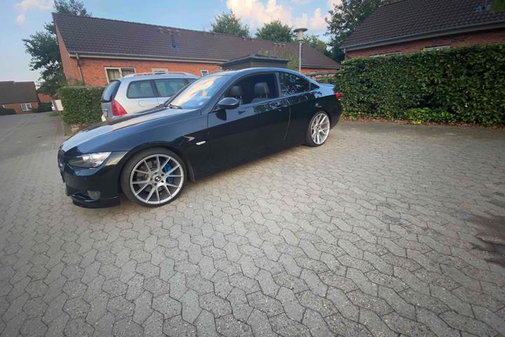 Sort BMW 335 fra 2007