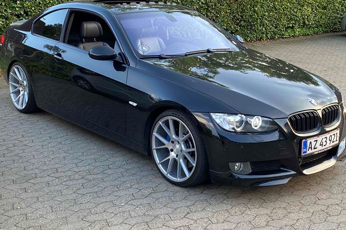 Sort BMW 335 fra 2007