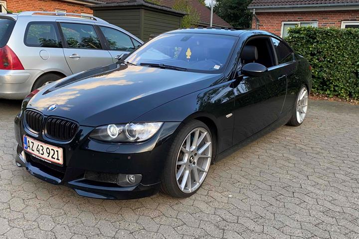Sort BMW 335 fra 2007
