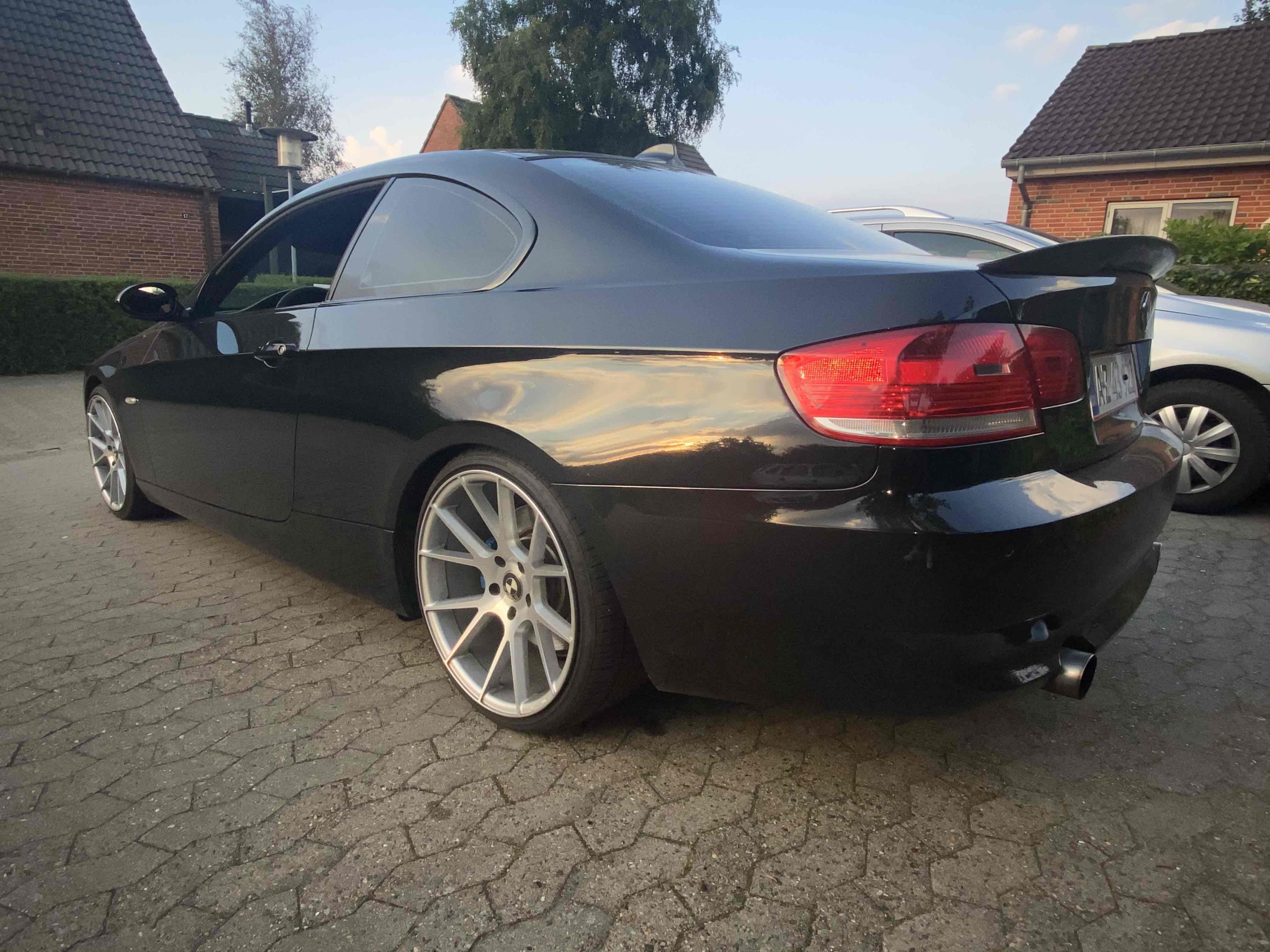 Sort BMW 335 fra 2007