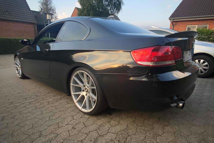 Sort BMW 335 fra 2007