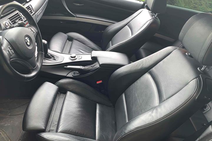 Sort BMW 335 fra 2007
