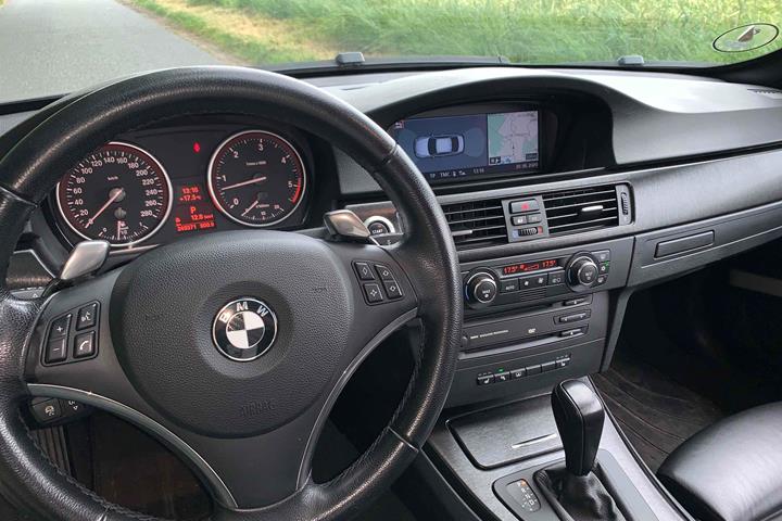 Sort BMW 335 fra 2007