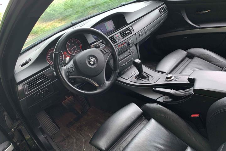 Sort BMW 335 fra 2007