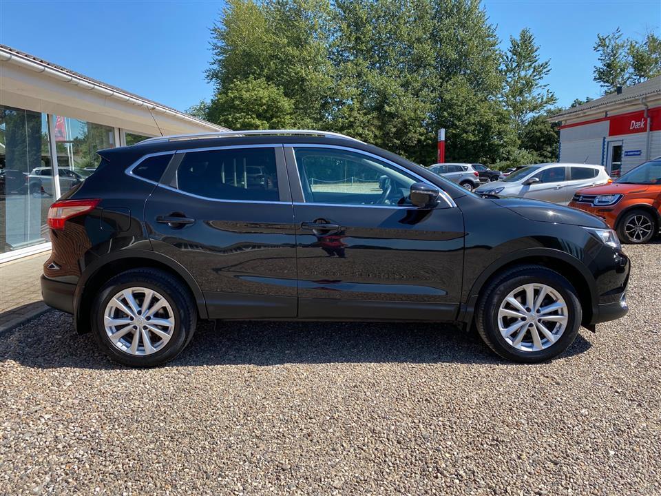 Sort Nissan Qashqai fra 2016