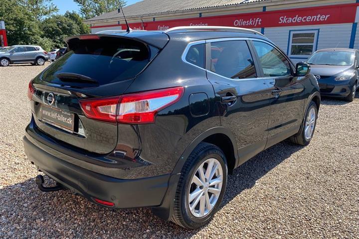 Sort Nissan Qashqai fra 2016