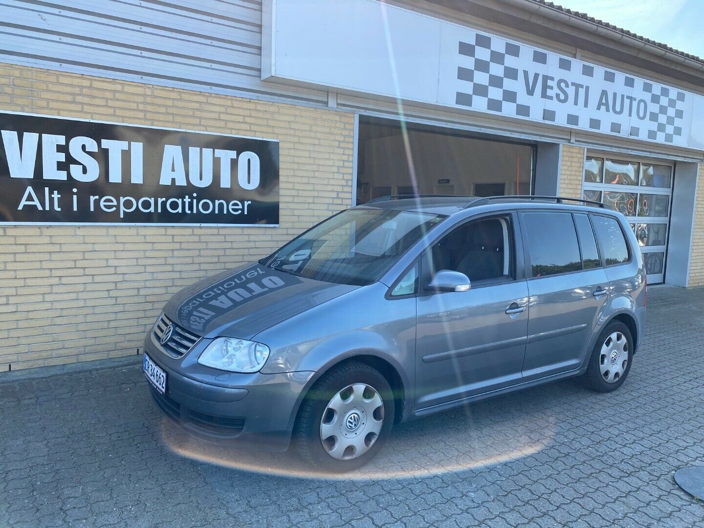 Grå VW Touran fra 2005