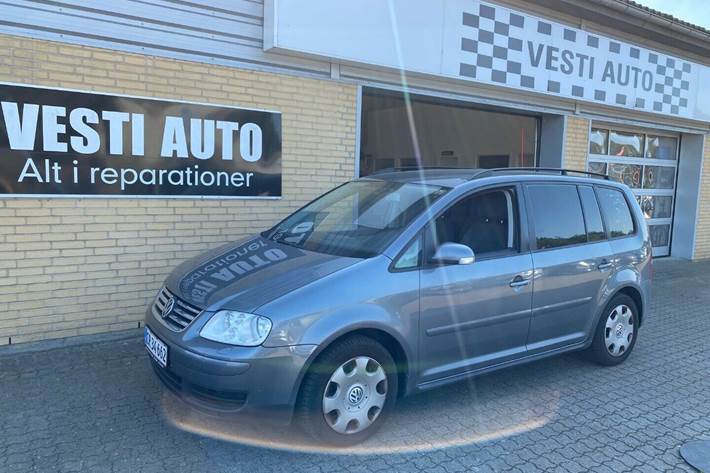 Grå VW Touran fra 2005