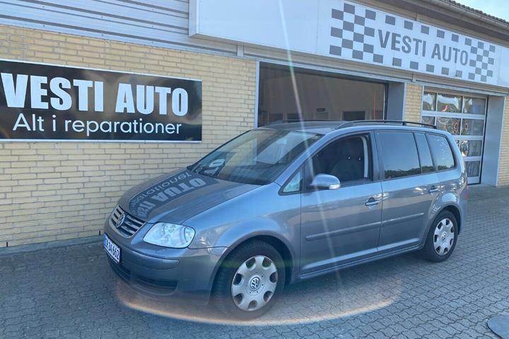Grå VW Touran fra 2005