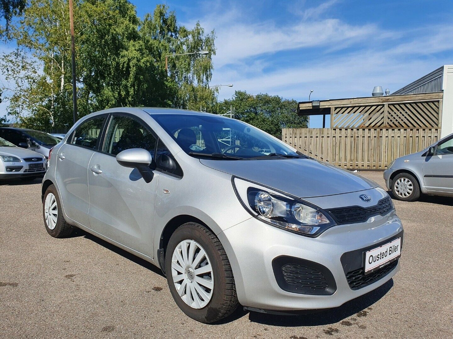 Grå Kia Rio fra 2013