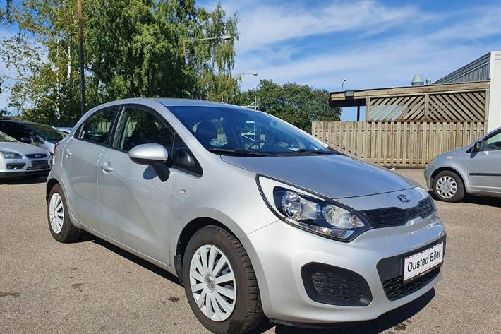 Grå Kia Rio fra 2013
