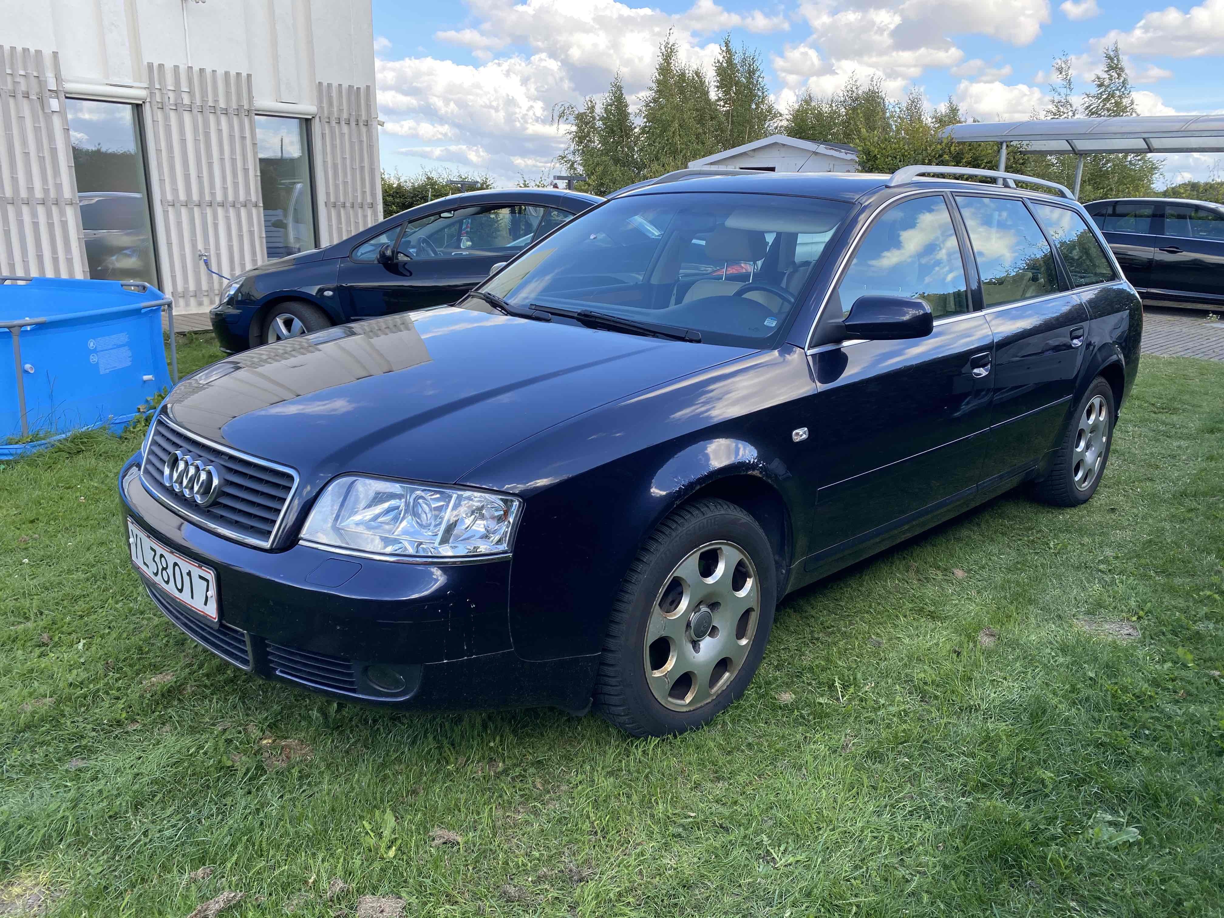 Blå Audi A 6 fra 2001