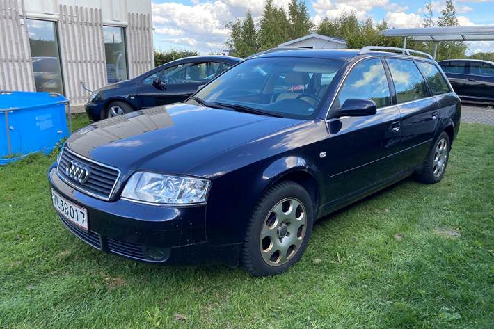 Blå Audi A 6 fra 2001