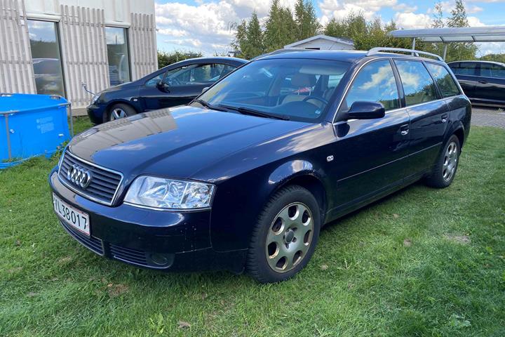 Blå Audi A6 fra 2001