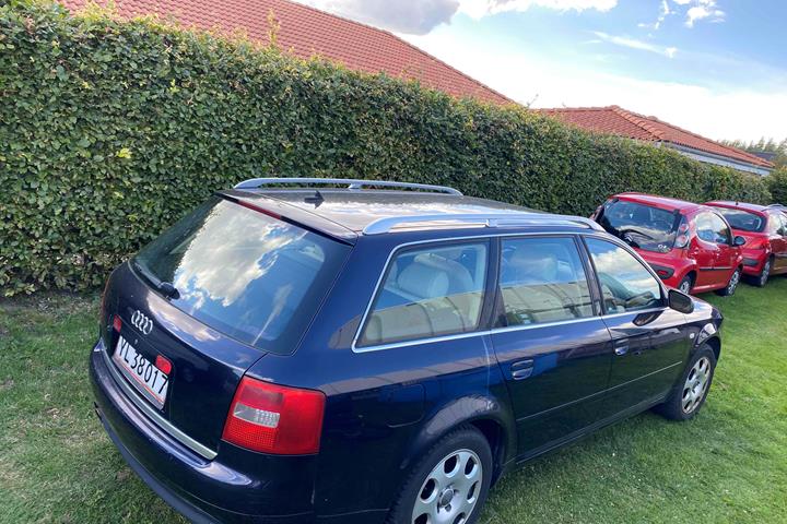 Blå Audi A6 fra 2001