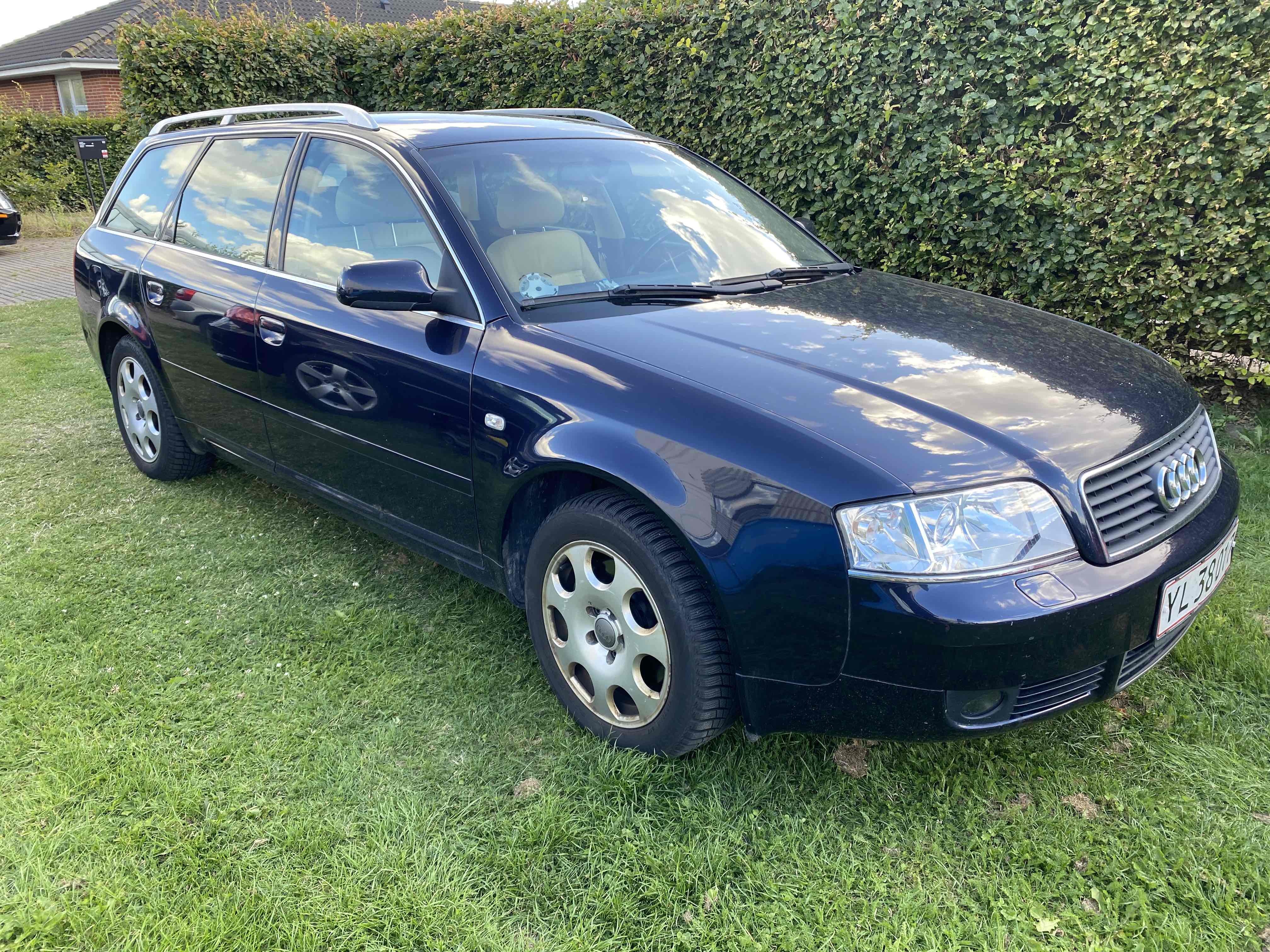 Blå Audi A 6 fra 2001