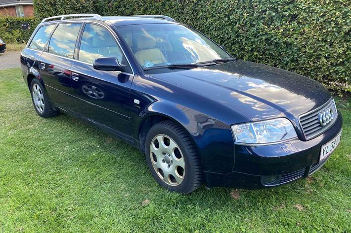 Blå Audi A 6 fra 2001