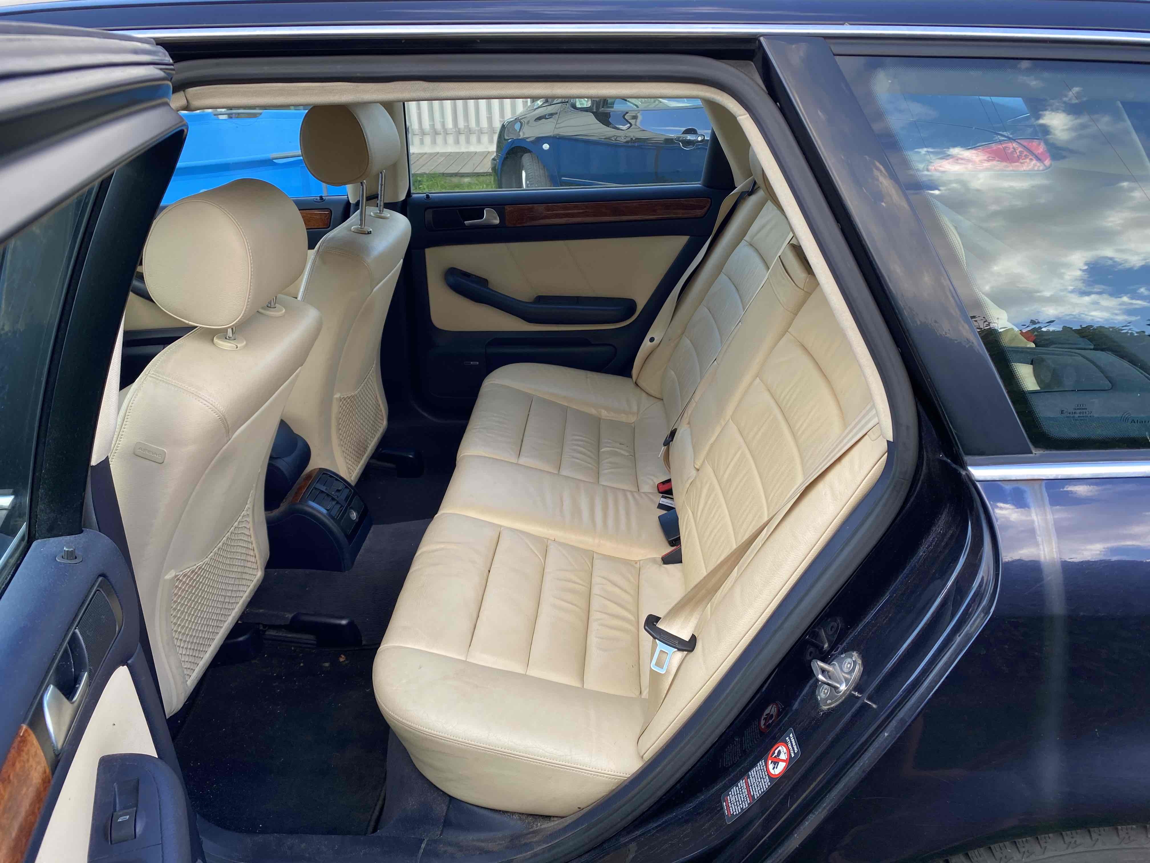 Blå Audi A6 fra 2001