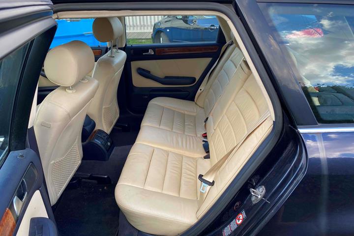 Blå Audi A6 fra 2001