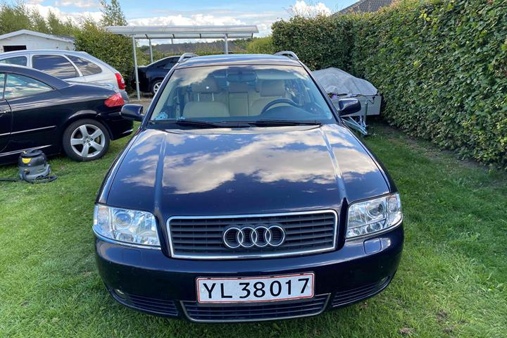 Blå Audi A6 fra 2001