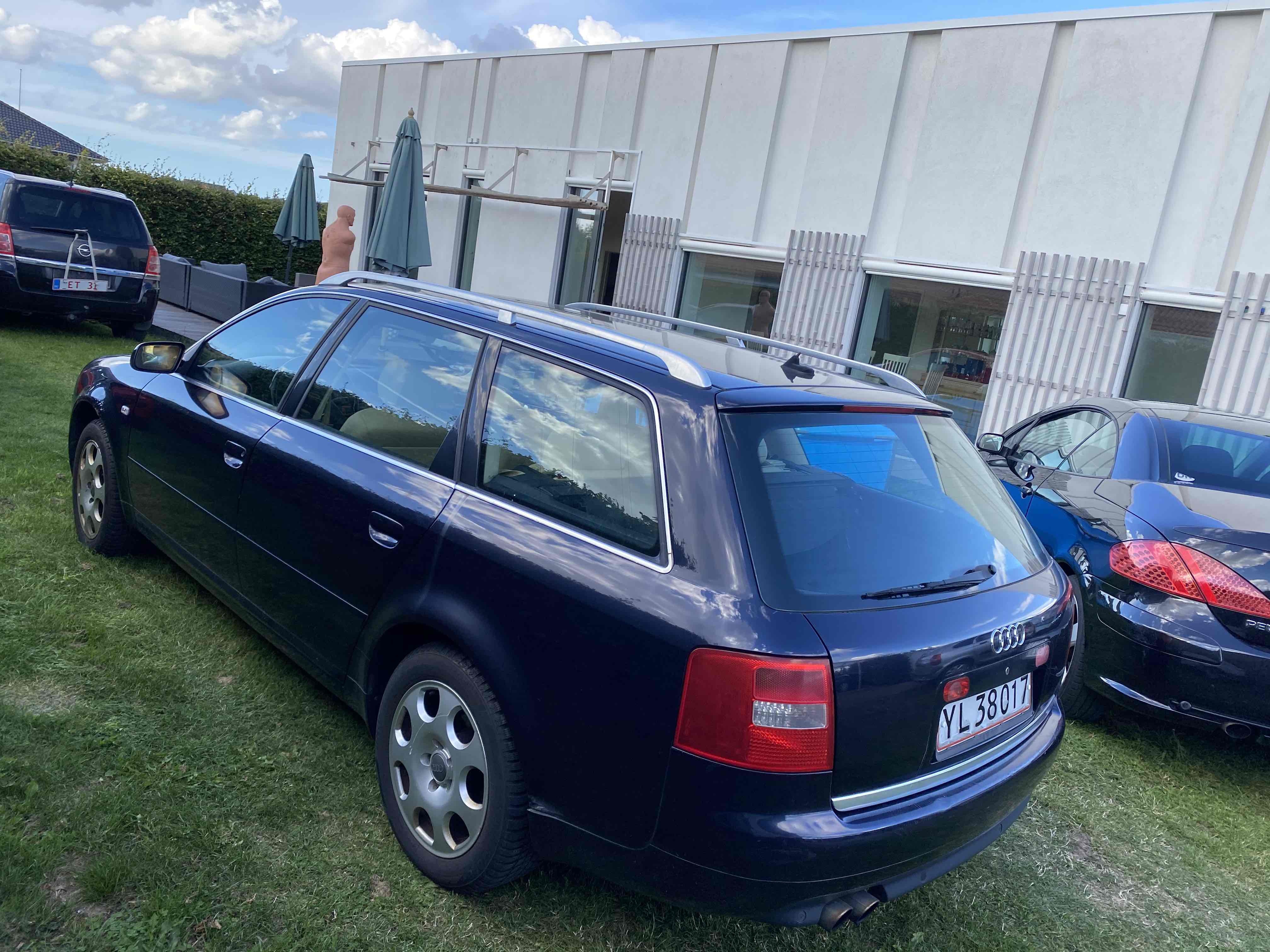 Blå Audi A6 fra 2001