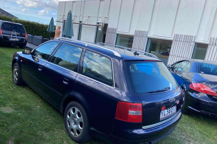 Blå Audi A6 fra 2001