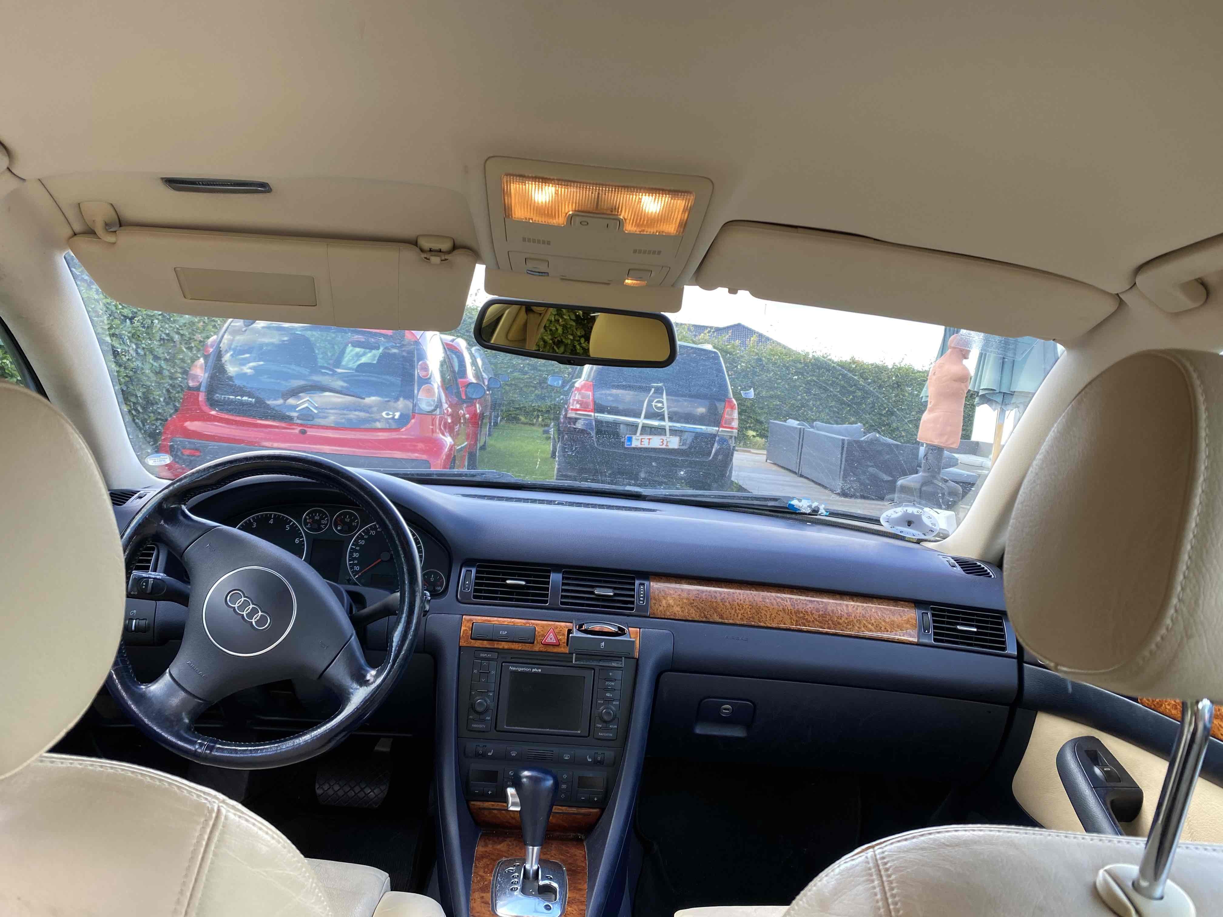 Blå Audi A 6 fra 2001