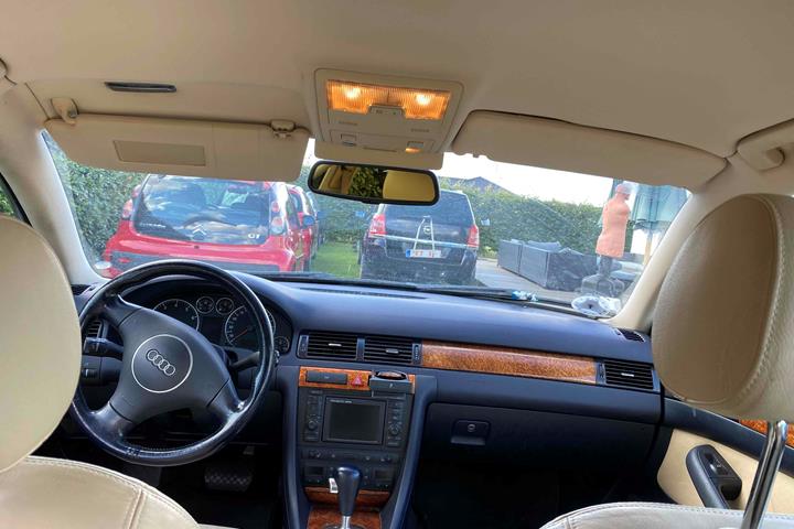 Blå Audi A6 fra 2001
