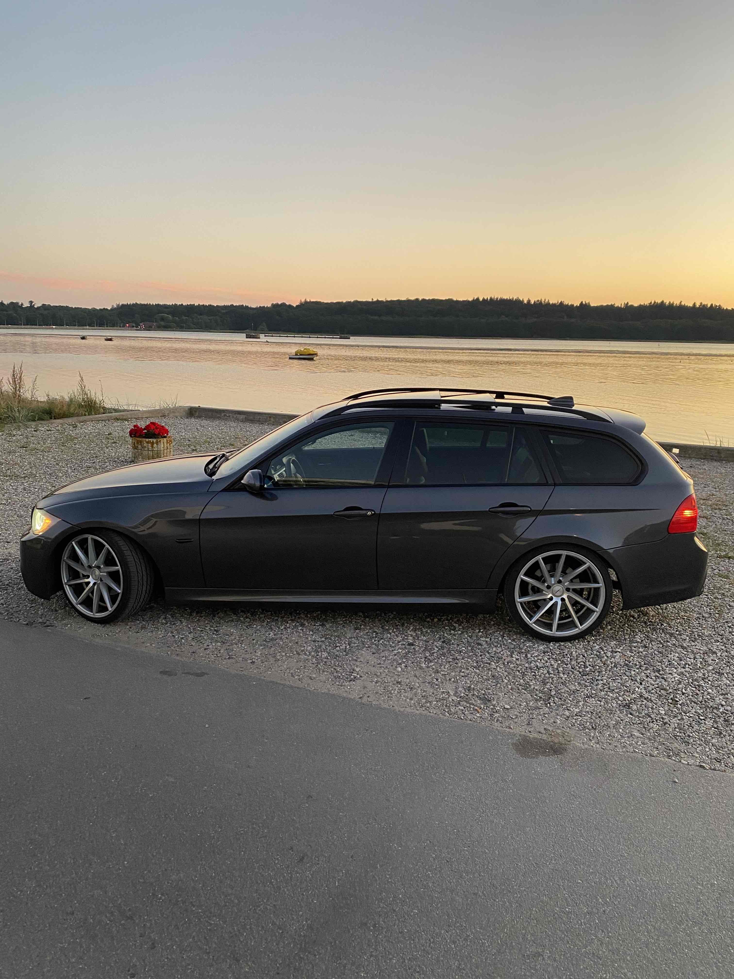 Grå BMW 320d fra 2007