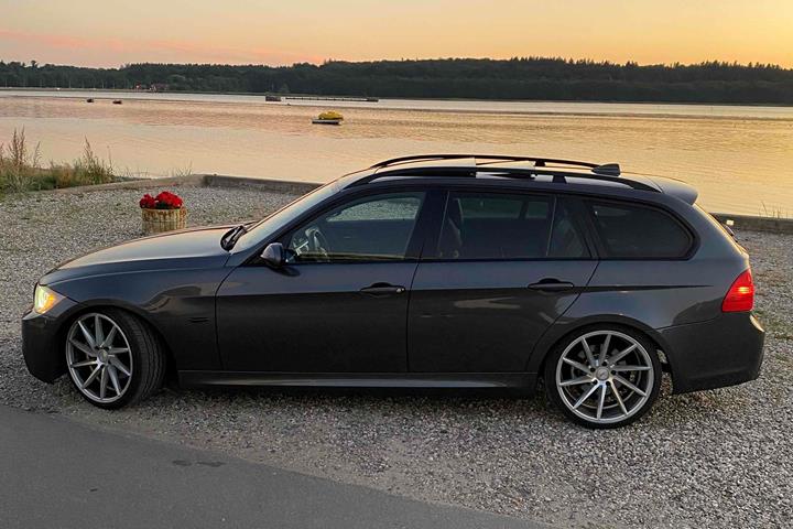 Grå BMW 320d fra 2007