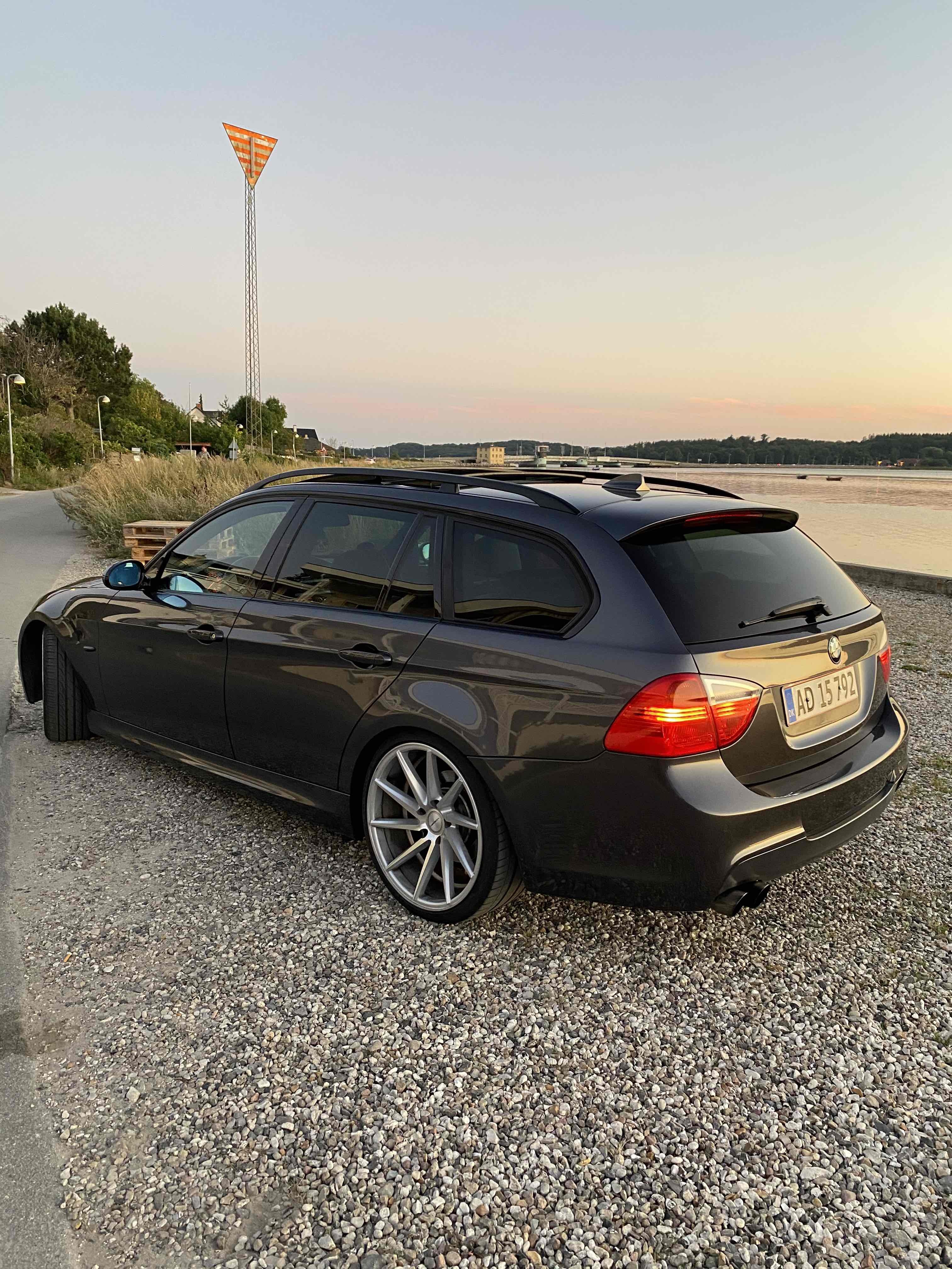 Grå BMW 320d fra 2007