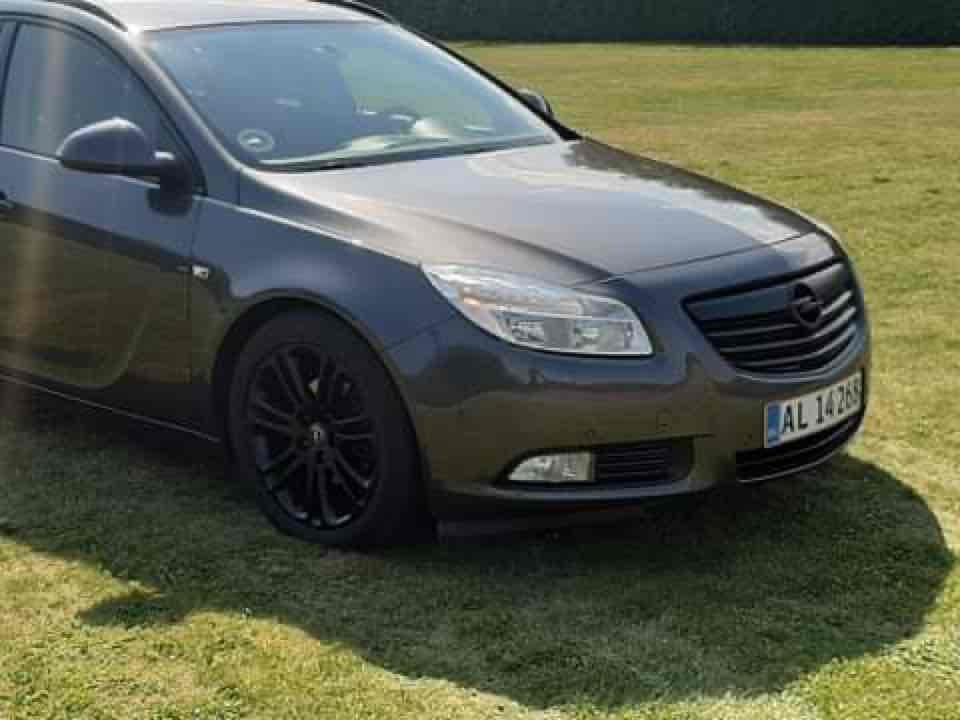 Sort Opel Insignia fra 2009