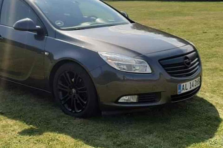 Sort Opel Insignia fra 2009