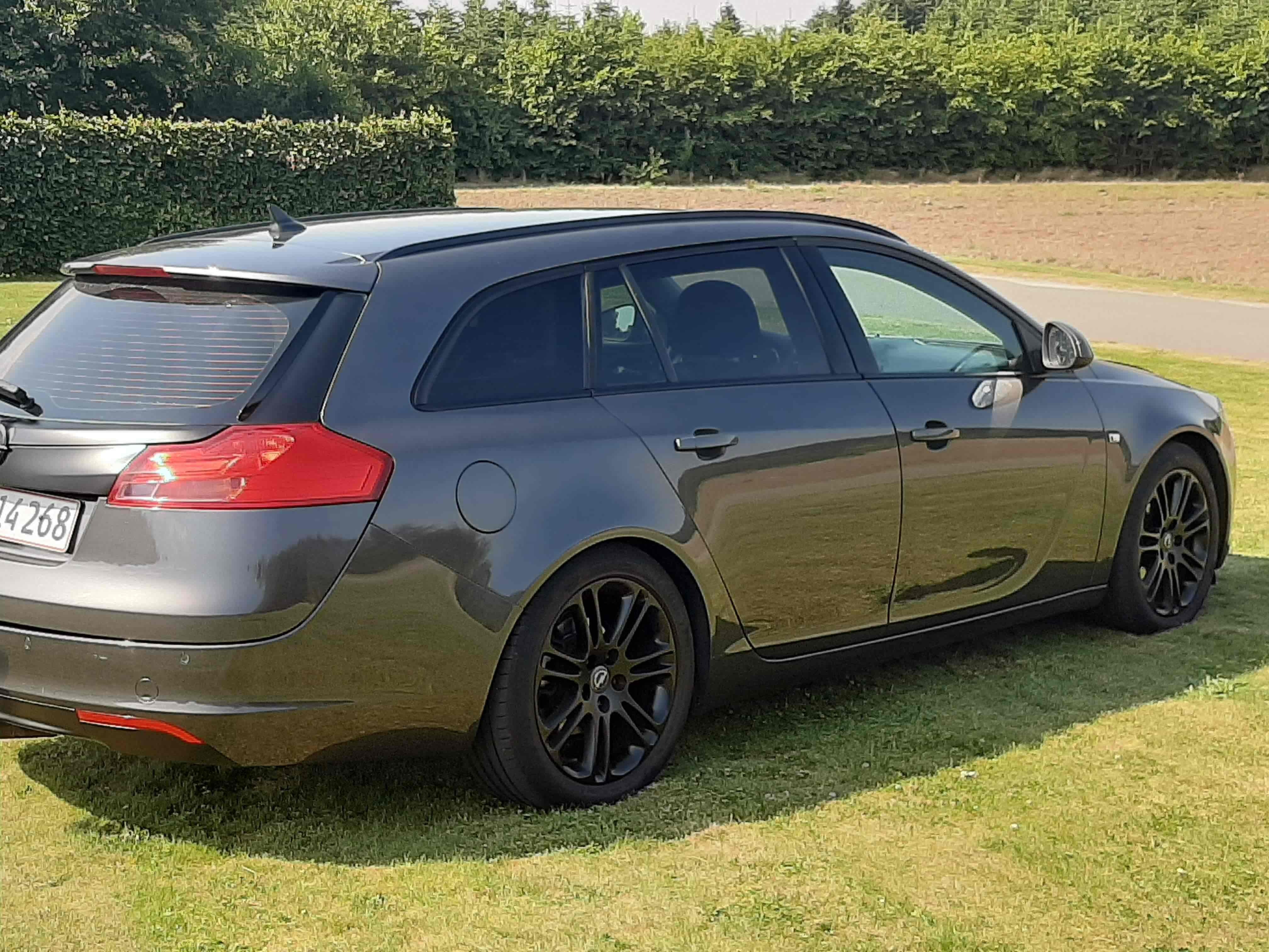 Sort Opel Insignia fra 2009