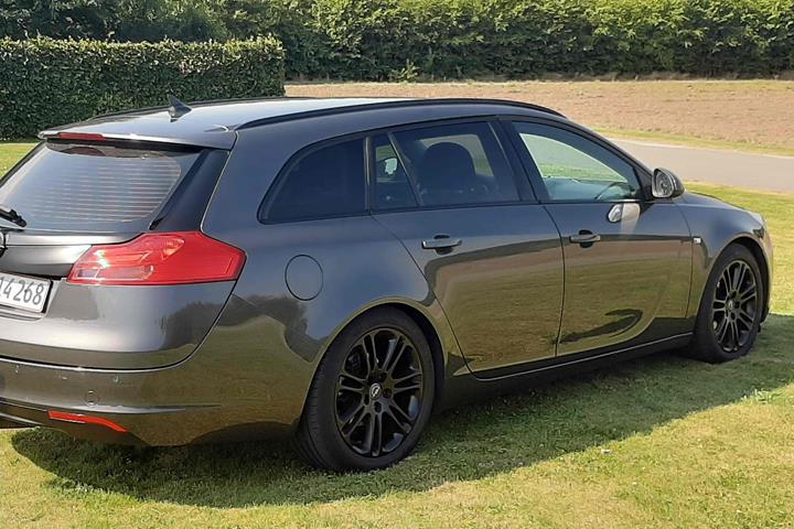 Sort Opel Insignia fra 2009