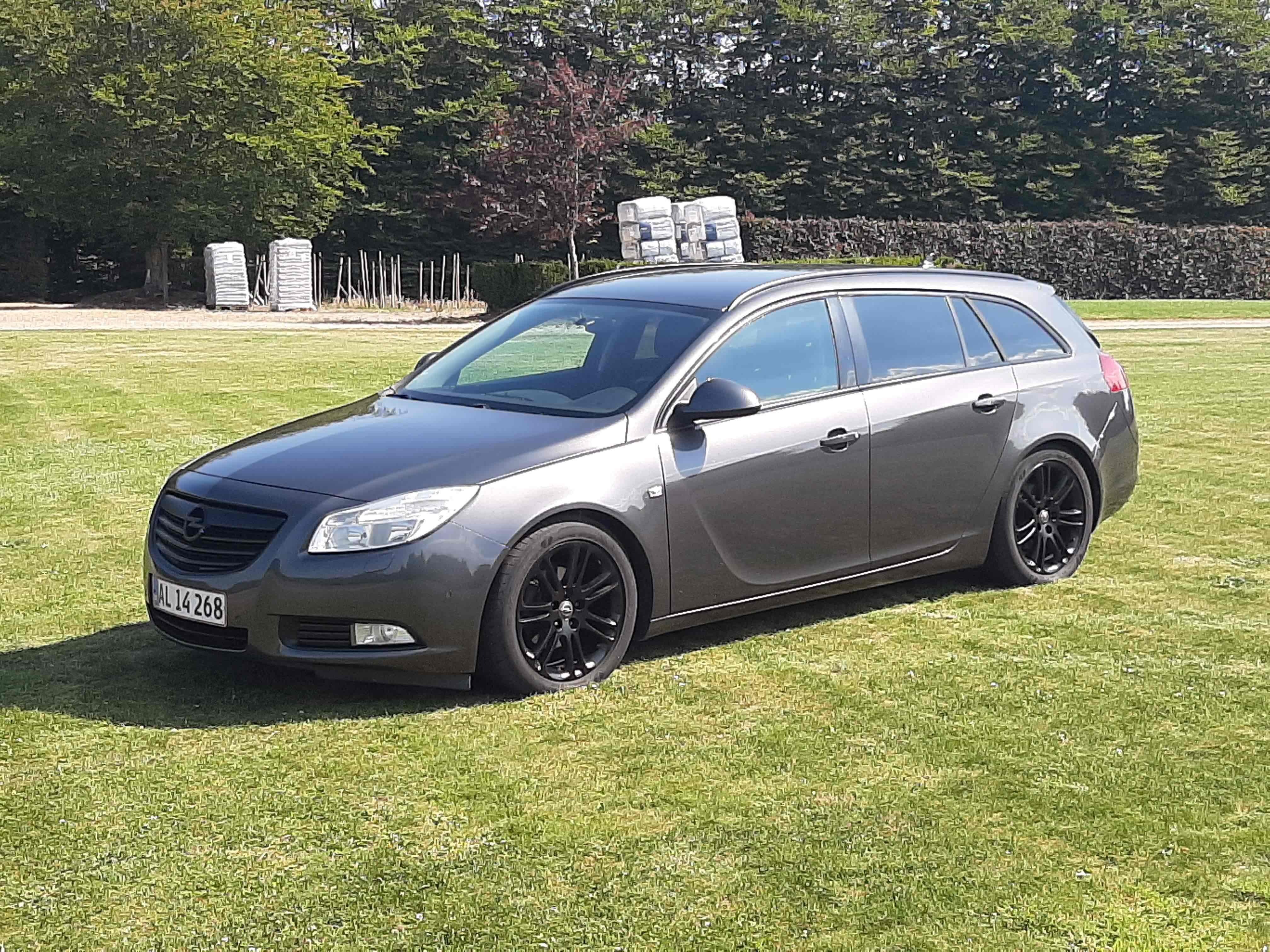 Sort Opel Insignia fra 2009