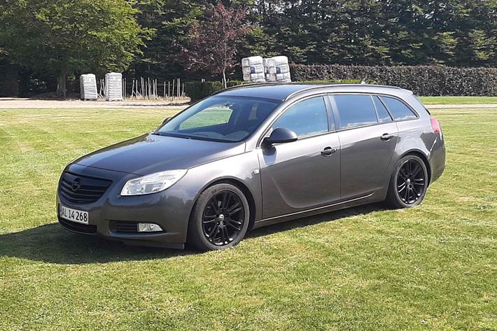 Sort Opel Insignia fra 2009