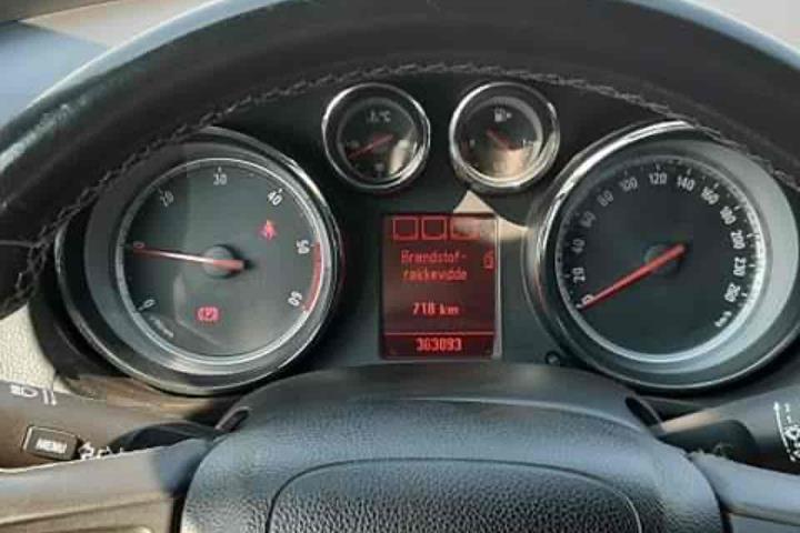 Sort Opel Insignia fra 2009